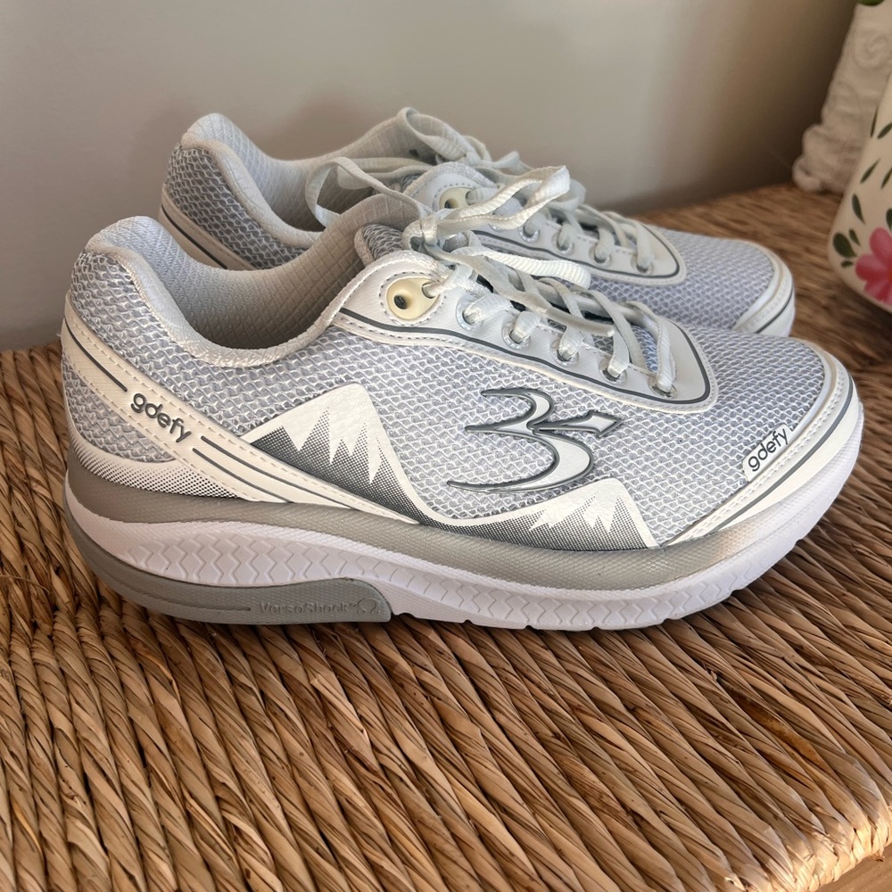 GDefy Women's Comfort Fit Shock walking  Shoes - White Size 7 EUC